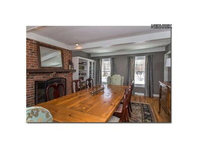 SPACIOUS DINING ROOM PERFECT FOR ENTERTAINING LARG