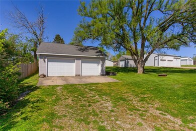 911 E 8th St S, Newton, IA 50208 - photo 4