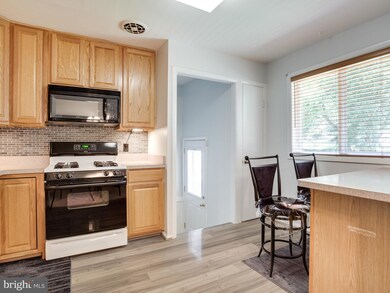 9210 Rolling View Dr, Lanham, MD 20706 - photo 6