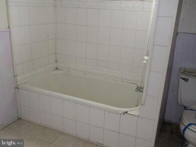 942 Upland Ave, Reading, PA 19607 - photo 5