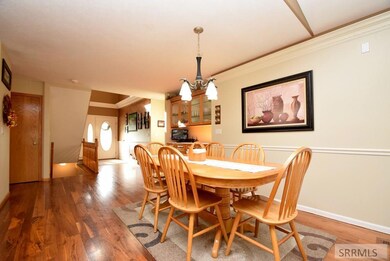 Dining Area to Entry