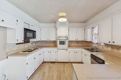 412 Cobblestone Ct, Pryor, OK 74361 - photo 4