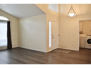 Living Room/Entrance