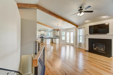 Living room unstaged