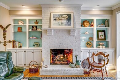 Beautiful Fireplace w/Built-Ins