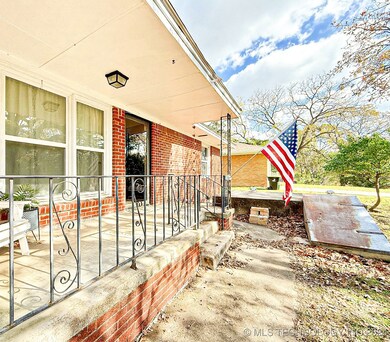 COVERED FRONT PORCH