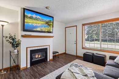 Family room w/gas fireplace