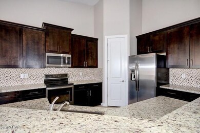 dark cabinettes_white spotsplash