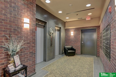 Regis unit 304, Omaha, NE 68102 - photo 3
