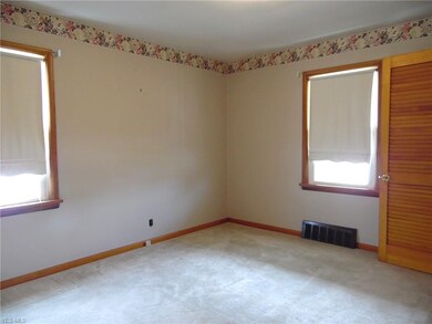 30091 Frank Dr, Wickliffe, OH 44092 - photo 5