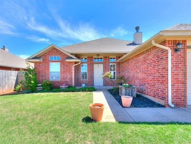 View of front of home featuring a front lawn, fenc