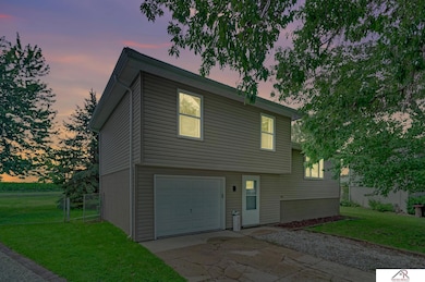 104 N 28th St, Beatrice, NE 68310 - photo 2