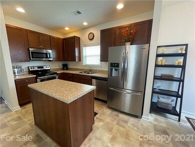 Kitchen: Stainless appliances, pantry & island