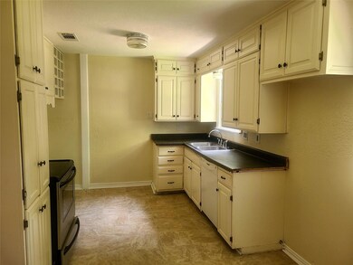 1110 N Howeth St, Gainesville, TX 76240 - photo 5