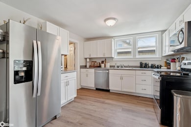 132 Green St, Center Point, IA 52213 - photo 6