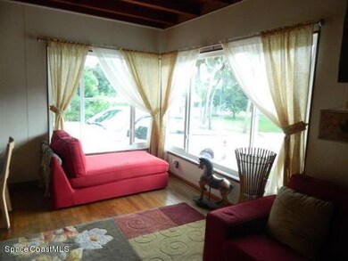 Living Room/River View