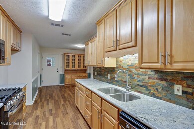 18-305 Glen Cove Rd
