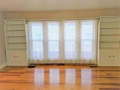 H) Living room (b)