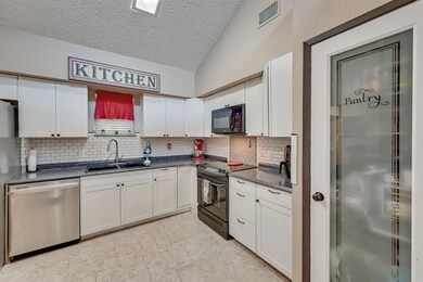 409 W Redbud Dr, Hurst, TX 76053 - photo 7