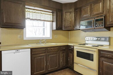 515 Lyman Ave, Womelsdorf, PA 19567 - photo 4