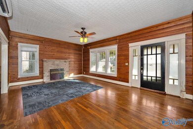 Wooden flooring, ceiling fan, 9' ceiling