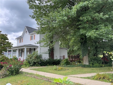 913 W 1st Ave, Derry, PA 15627 - photo 3