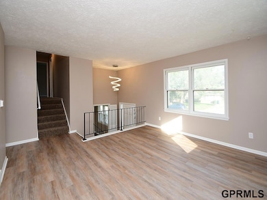 4927 Robin Dr, Omaha, NE 68157 - photo 6