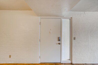 4-683137079-06 Foyer
