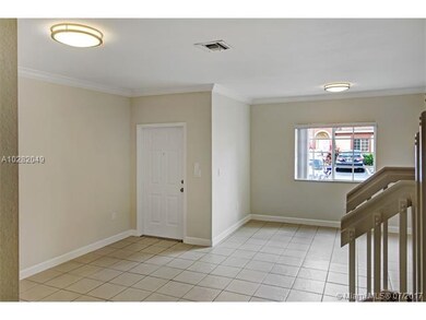 Living Room/Entrance