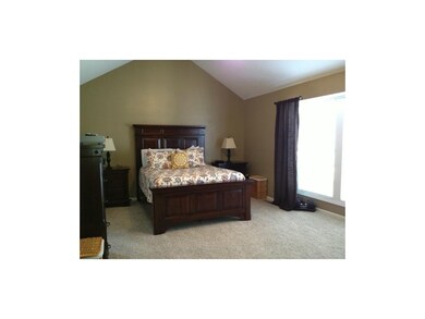 MASTER BEDROOM W/VAULTED CEILING!!