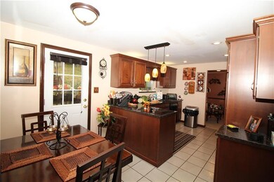 GORGEOUS Eat-in Kitchen w/ Granite Counter Tops, C