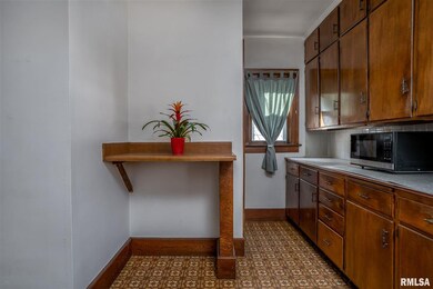 1926 Vine St, Davenport, IA 52804 - photo 7