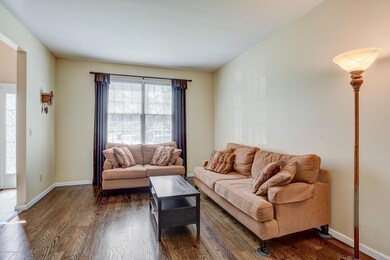 007_Living Room