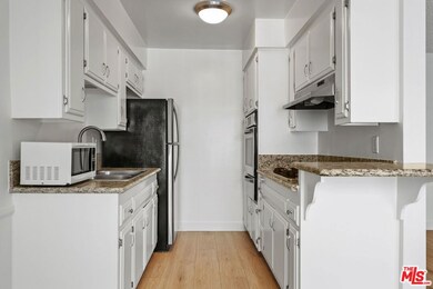 11933 Darlington Ave unit 8, Los Angeles, CA 90049 - photo 2