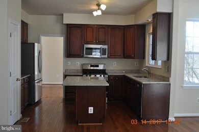 5600 Silk Tree Dr, Riverdale, MD 20737 - photo 5