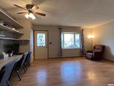 5335 Kelling St, Davenport, IA 52806 - photo 7