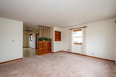 2124 Lauren Dr SW, Cedar Rapids, IA 52404 - photo 4