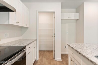 Hickory - Craftsman Vinyl - 961 Pine Nee