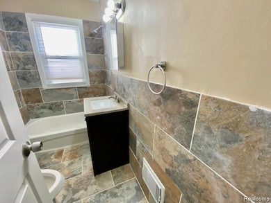 9156 Winthrop St, Detroit, MI 48228 - photo 3