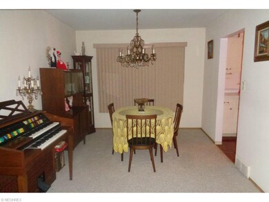 *CHARMING DINING ROOM DIRECTLY OFF KITCHEN*