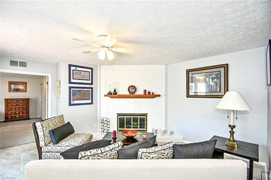 2148 Beechtree Dr, Uniontown, OH 44685 - Living Ro