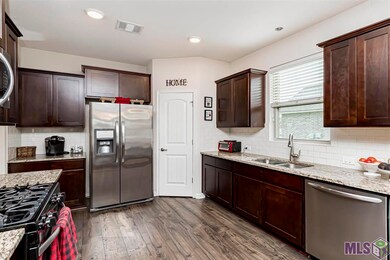 39278 Legacy Lake Dr, Gonzales, LA 70737 - photo 5
