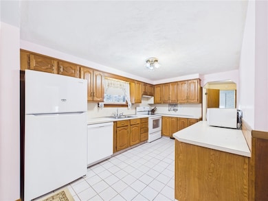 985 Cedar Swamp Rd, Warwick, RI 02889 - photo 4