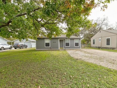 509 Poindexter Ave, Cleburne, TX 76033 - photo 2