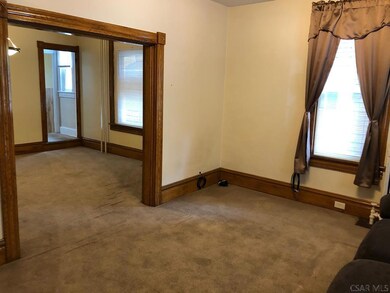 LIVING ROOM - 661