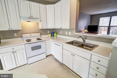 2546 Banshire Dr, Herndon, VA 20171 - photo 5