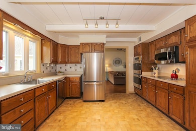 9823 Log House Ct, Gaithersburg, MD 20882 - photo 5