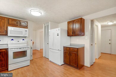 7667 Summerhill Ct, Lorton, VA 22079 - photo 5