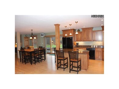Breakfast Bar and Eat-in Kitchen Area