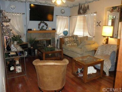 Family room off kitchen and breakfast nook has Bra